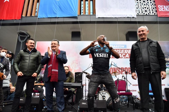 Kayserispor maçı öncesi Trabzonspor taraftarları konserle coştu.