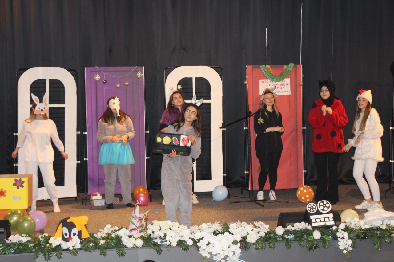 Avrasya Üniversitesi Sağlık Hizmetleri Meslek Yüksekokulu Çocuk Gelişimi Programı öğrencileri Şapkasız Girilmez hikayesinden yola çıkararak "Çocuk Kitaplarından Dramatizasyona " adlı etkinlik  düzenlediler. 