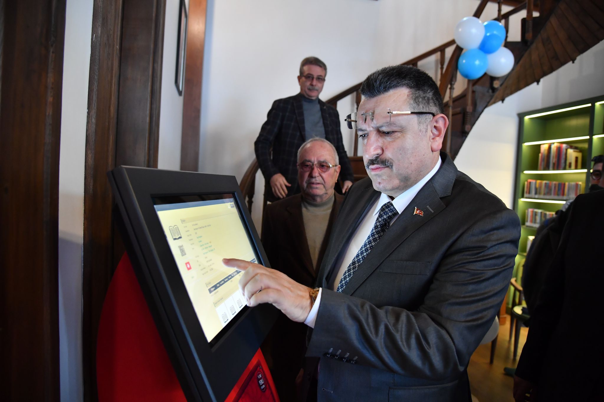 Ortahisar Belediyesi tarafından hayata geçirilen Karadeniz Bölgesi’nin ilk dijital nitelikteki kütüphanesi olan Gençlik Kütüphanesi’nin açılışı gerçekleştirildi. 