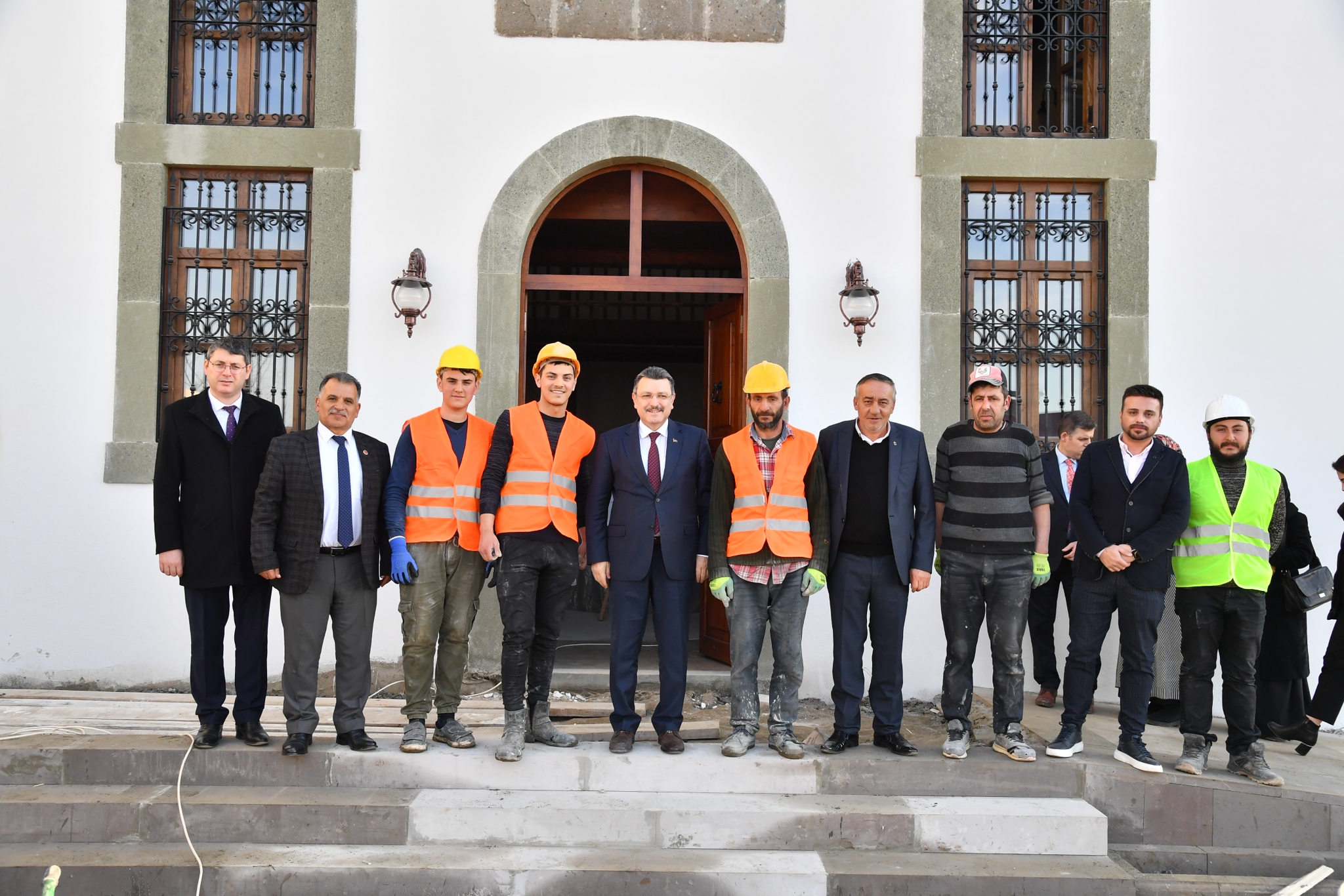 Ortahisar Belediye Başkanı Ahmet Metin Genç, restorasyon projesi sona eren tarihi Hasanpaşa Hamamı’nda incelemelerde bulundu. 