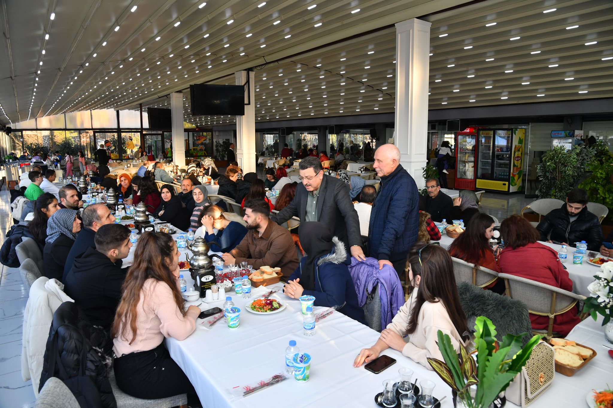 Ortahisar Belediye Başkanı Ahmet Metin Genç, Ortahisar ilçesinde barınan depremzedelerle akşam yemeğinde bir araya geldi. 