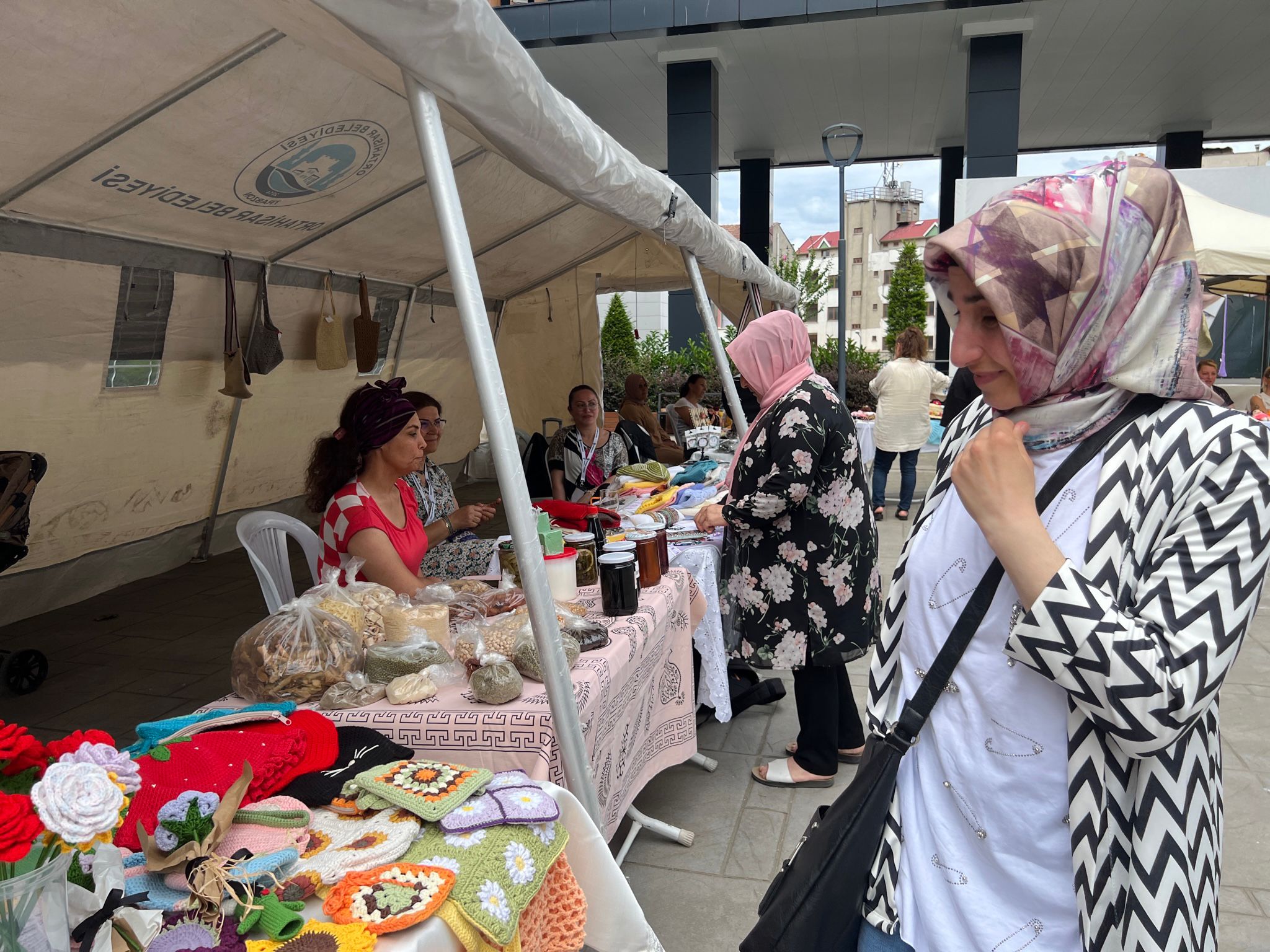 Ortahisar Belediyesi ve Ortahisar Kent Konseyi Kadın Meclisinin desteğiyle açılan ‘Mor Pazar’ üretici kadınların ekonomilerine destek oluyor. 