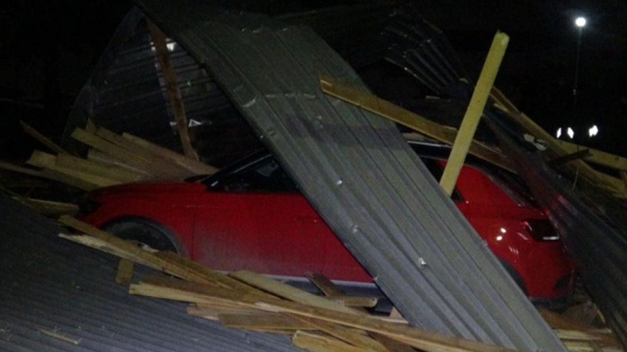 Trabzon'da şiddetli fırtına çatıları uçurdu