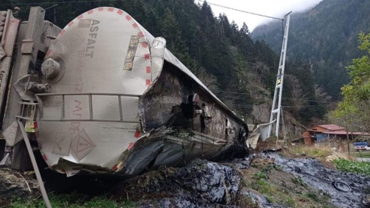 Trabzon'da zift yüklü tanker devrildi