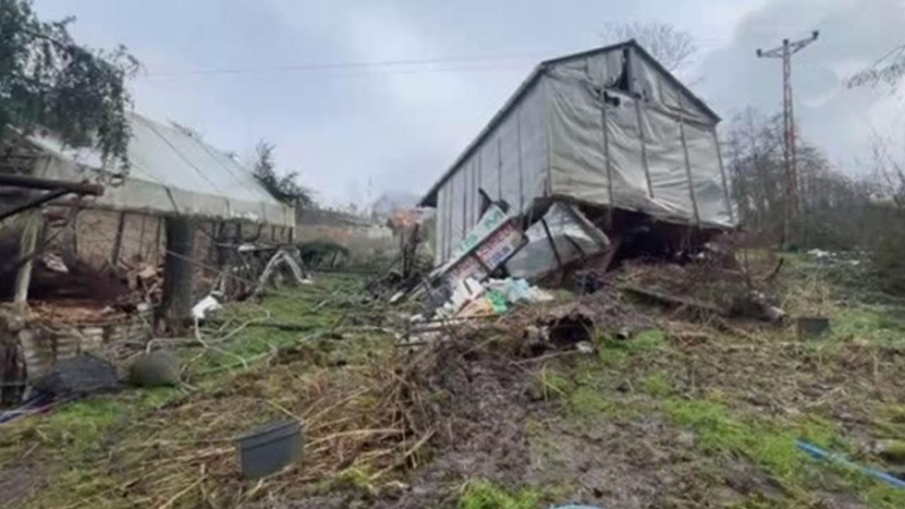 Trabzon'da heyelan! Ev yıkıldı