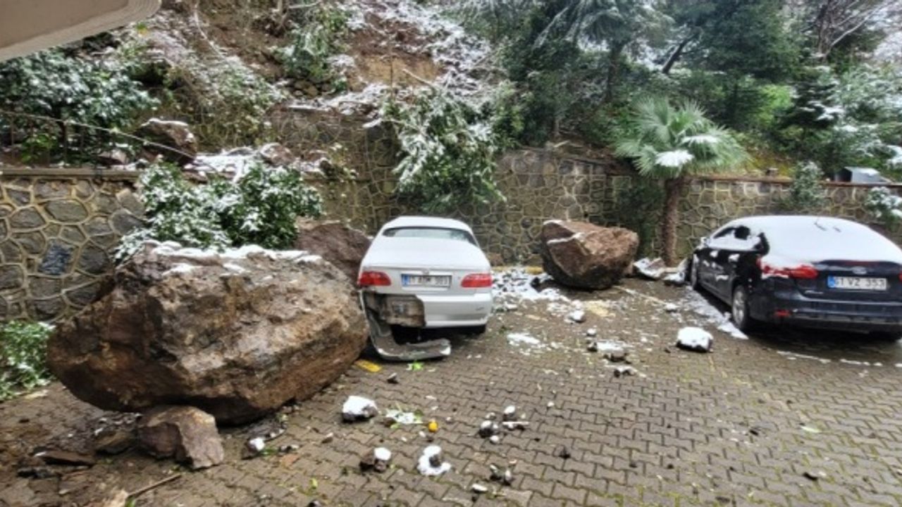 Trabzon’da faciadan dönüldü! Yamaçtan kaya parçaları düştü