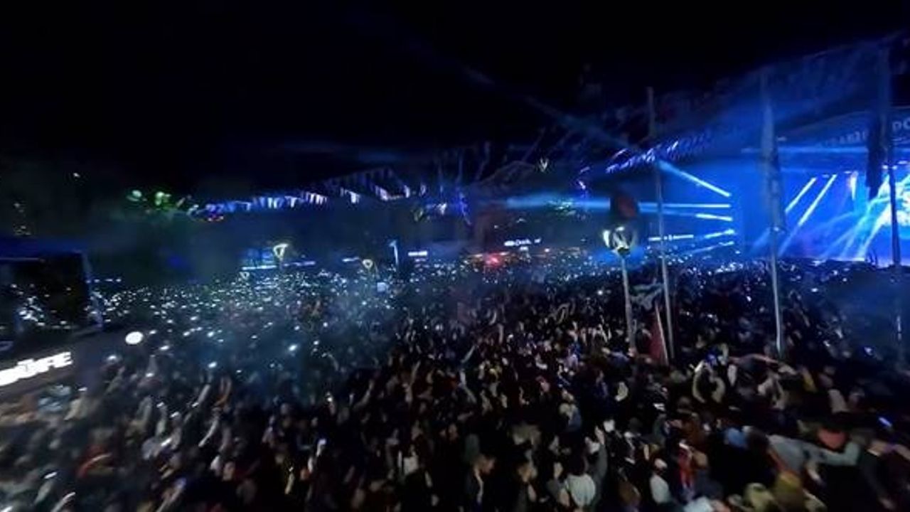 Trabzon Atatürk Alanı'ndaki kutlamalara kaç bin kişi katıldı?