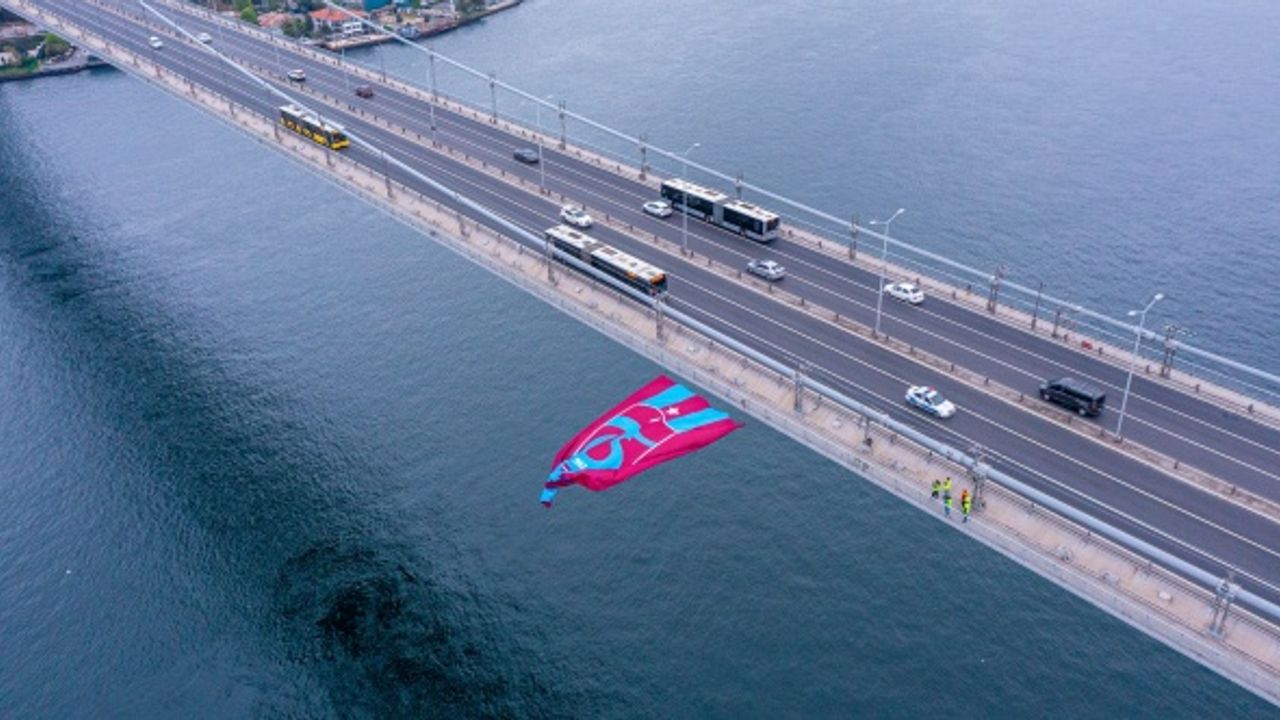 Trabzonspor bayrağı İstanbul Boğazı'nda dalgalanıyor