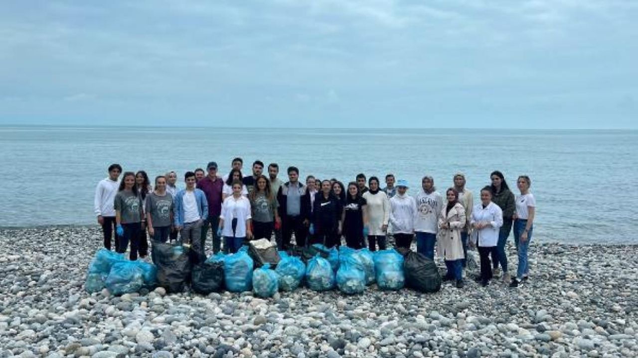 Karadeniz sahilinde 1 saatte 80 kg çöp toplandı