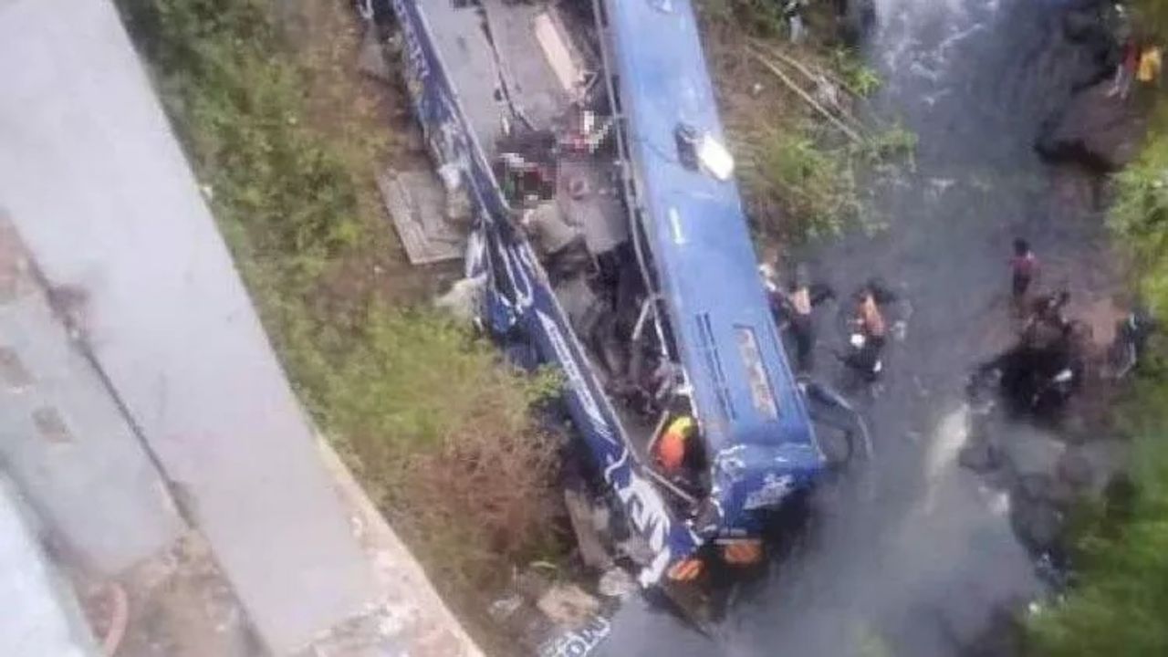 Yolcu otobüsü nehre düştü: 24 ölü