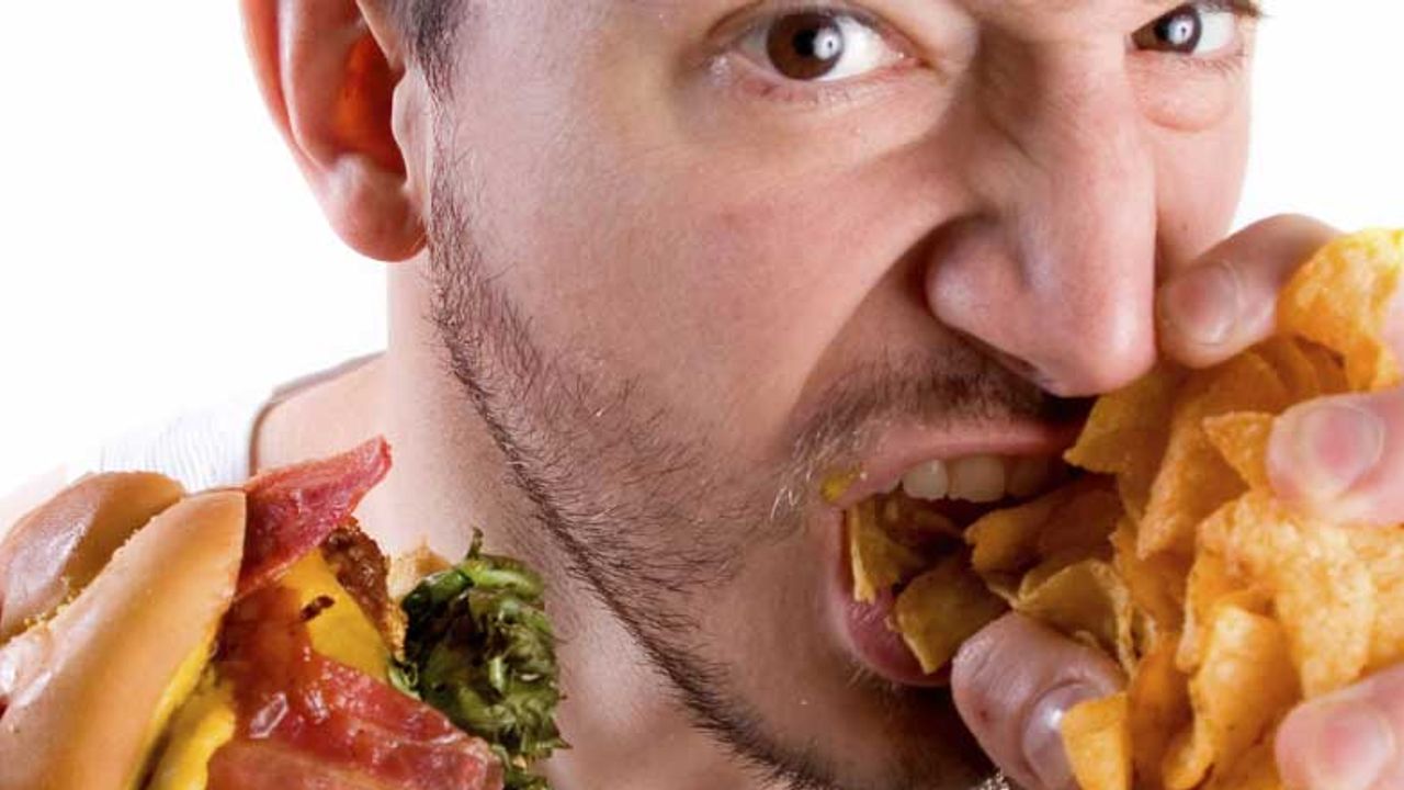 İlginç araştırma! Açık ağızla yemek yemek lezzeti artırıyor