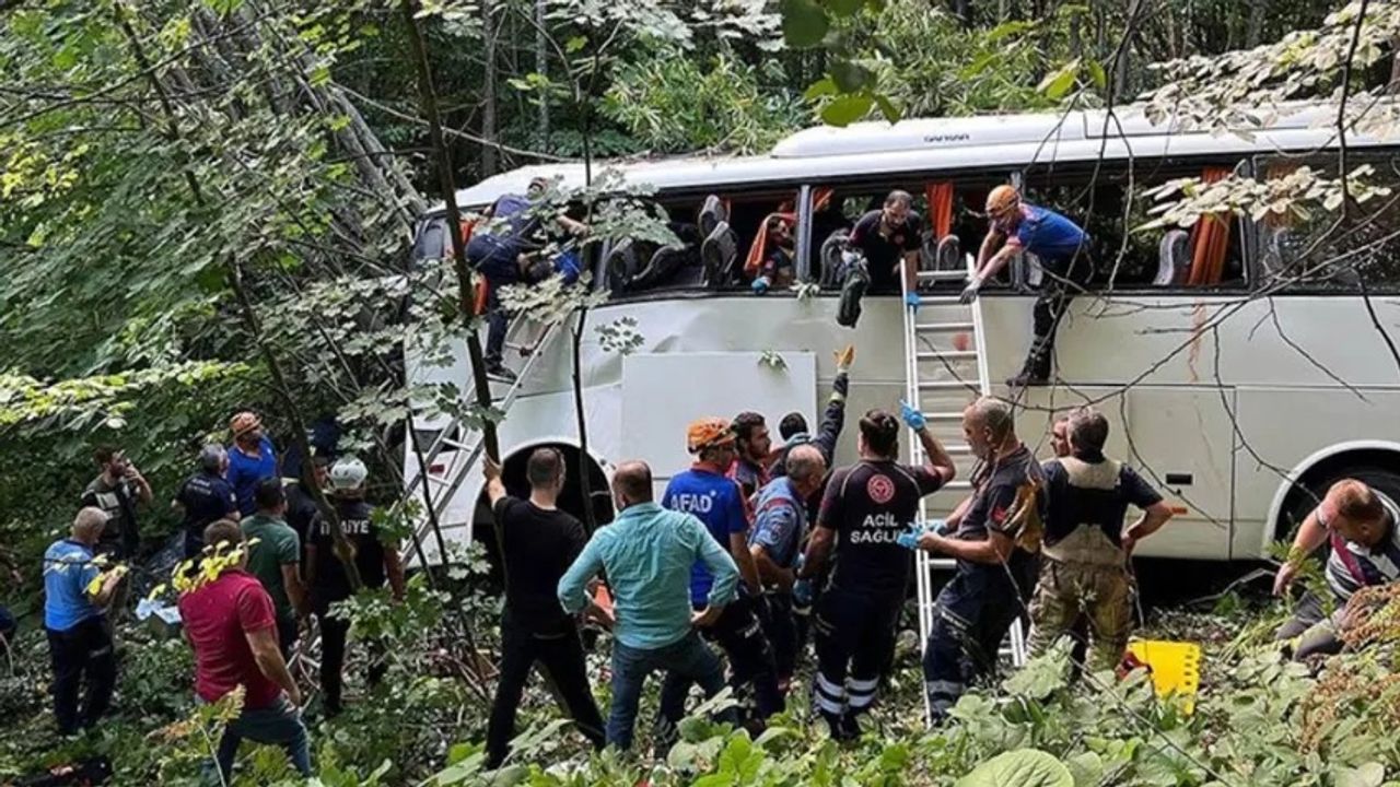 Tur otobüsü devrildi! 5 ölü, 35 yaralı!