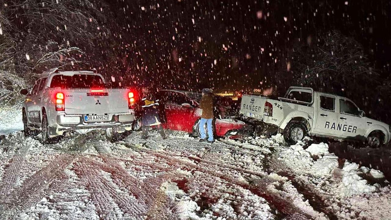 Artvin'de kar yağışı kazalara sebep oldu!