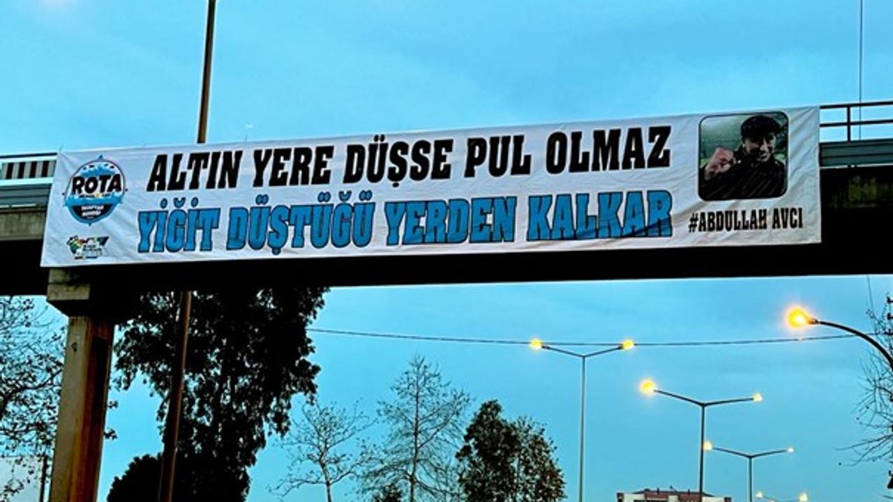 Trabzonspor taraftarlarından Abdullah Avcı’ya pankartlı destek!