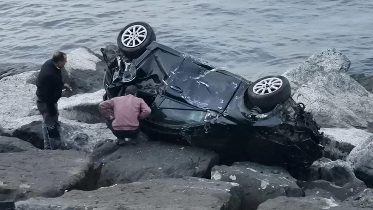 Trabzon'da otomobil deniz kenarına yuvarlandı