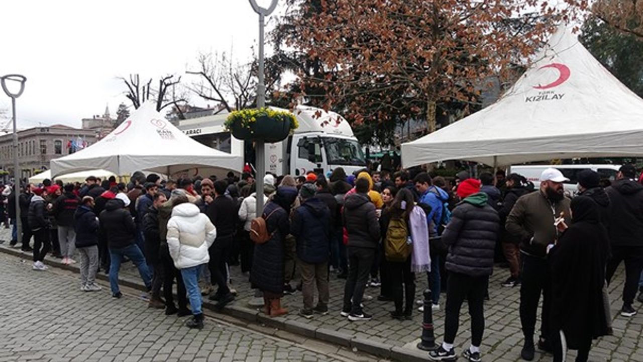 Trabzonlu vatandaşlar yardım için kan merkezlerine akın etti