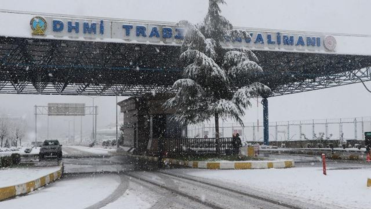Trabzon’daki yoğun kar yağışı hava trafiğini aksattı!