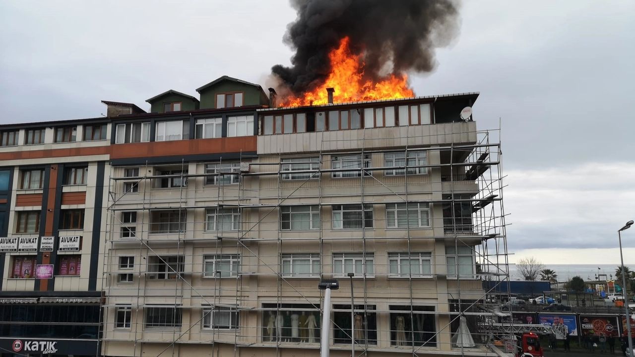 Trabzon'da yangın! Alevler çatıyı sardı