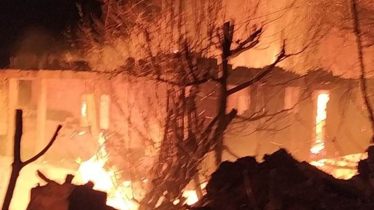 Trabzon'da köy evi yandı!