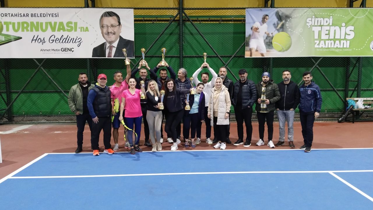 Karışık Çiftler Veteran Tenis Turnuvası’nda şampiyonlar ödüllerini aldı
