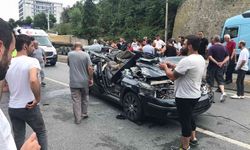 Trabzon'da feci kaza! Otomobil tıra çarptı