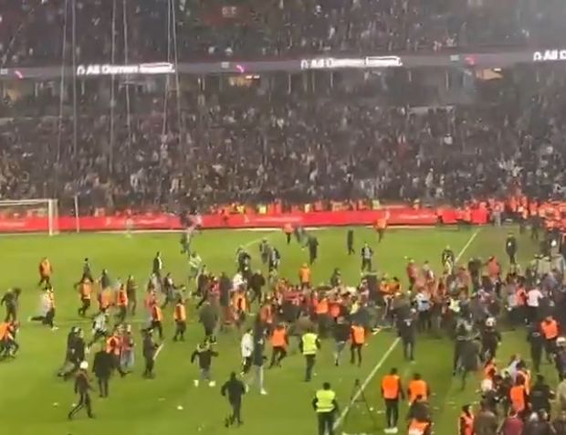 Fenerbahçeli futbolcular rahat duramadı, taraftarlar sahaya indi