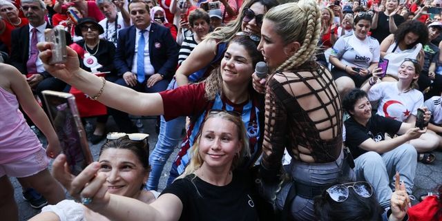 Hande Yener’den Trabzonspor bayraklı performans!