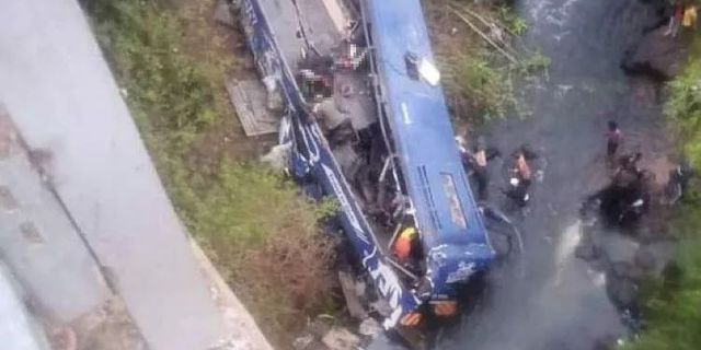 Yolcu otobüsü nehre düştü: 24 ölü