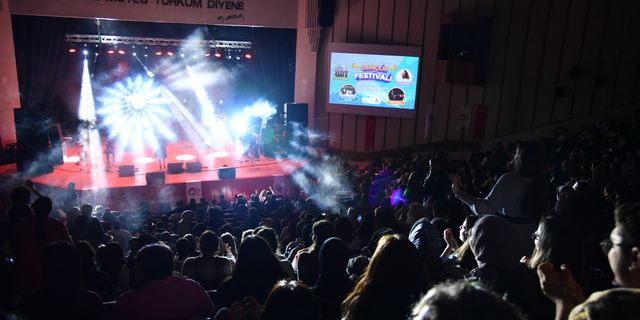 Trabzon’da öğrenciler ‘Gençlik Festivali’nde coştu!