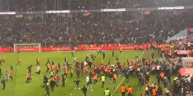 Fenerbahçeli futbolcular rahat duramadı, taraftarlar sahaya indi