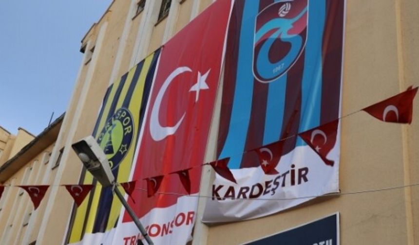 Ağrı Belediyesi'nde Trabzonspor bayrağı!