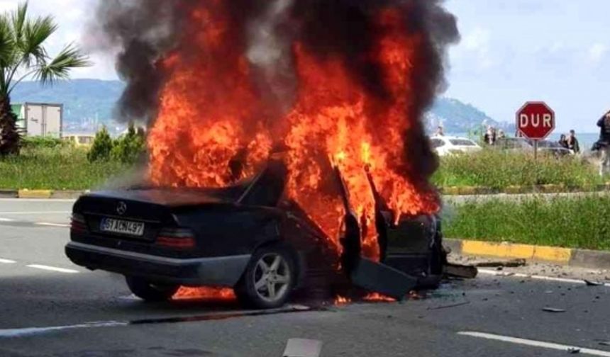 Trabzon'da kaza yapan otomobil alev alev yandı!
